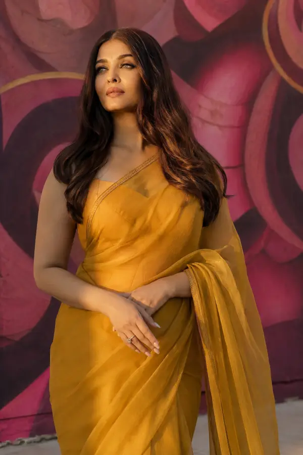 Aishwarya Rai In Yellow Saree — bollywood phone wallpaper