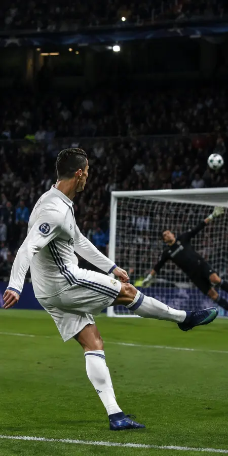 Cristiano Ronaldo Real Madrid Goal Kick — football phone wallpaper