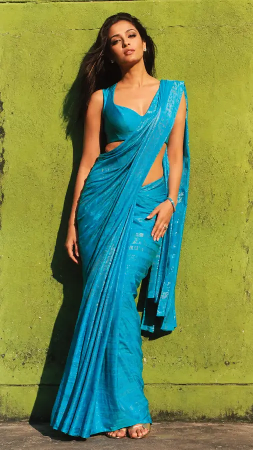 Woman In Blue Saree Wall — bollywood phone wallpaper